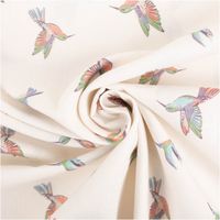 Dieser hochwertige Baumwoll-Popeline in Wollweiß zeigt ein filigranes Muster aus bunten Kolibris in sanften Pastelltönen. Der 1,45 Meter breite Stoff besticht durch seine feine Webart und eignet sich perfekt für sommerliche Bekleidung oder Dekorationen - k