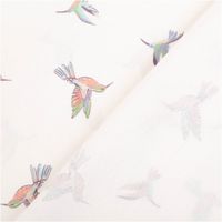 Dieser hochwertige Baumwoll-Popeline in Wollweiß zeigt ein filigranes Muster aus bunten Kolibris in sanften Pastelltönen. Der 1,45 Meter breite Stoff besticht durch seine feine Webart und eignet sich perfekt für sommerliche Bekleidung oder Dekorationen - m