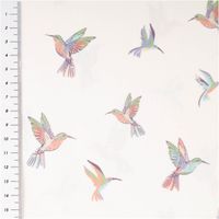 94498-Baumwollstoff-Popeline-Stoff-Kolibri-wollweiss-bunt-1-45m-Breite-IMG-1415.jpg Dieser hochwertige Baumwoll-Popeline in Wollweiß zeigt ein filigranes Muster aus bunten Kolibris in sanften Pastelltönen. Der 1,45 Meter breite Stoff besticht durch seine feine Webart und eignet sich perfekt für sommerliche Bekleidung oder Dekorationen - m