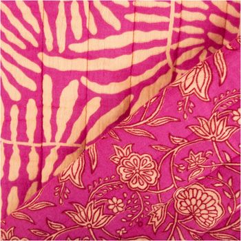 Dieser wattierte Steppstoff aus Doubleface-Musselin zeigt ein abstraktes florales Muster in leuchtendem Fuchsia und hellem Beige. Mit einer Breite von 1,30 Metern ist das weiche Material perfekt für wärmende Jacken oder Decken geeignet - beidseitig praesen