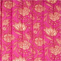 Dieser wattierte Steppstoff aus Doubleface-Musselin zeigt ein abstraktes florales Muster in leuchtendem Fuchsia und hellem Beige. Mit einer Breite von 1,30 Metern ist das weiche Material perfekt für wärmende Jacken oder Decken geeignet - Vollansicht floral