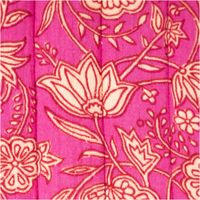 Dieser wattierte Steppstoff aus Doubleface-Musselin zeigt ein abstraktes florales Muster in leuchtendem Fuchsia und hellem Beige. Mit einer Breite von 1,30 Metern ist das weiche Material perfekt für wärmende Jacken oder Decken geeignet - Nahaufnahme floral