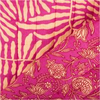 Dieser wattierte Steppstoff aus Doubleface-Musselin zeigt ein abstraktes florales Muster in leuchtendem Fuchsia und hellem Beige. Mit einer Breite von 1,30 Metern ist das weiche Material perfekt für wärmende Jacken oder Decken geeignet - beidseitig praesen