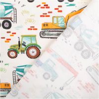 Dieser elastische Baumwolljersey von Fräulein von Julie zeigt detailreiche Baufahrzeuge wie Traktoren und Betonmischer auf weißem Grund, ideal für farbenfrohe Kinderbekleidung und Accessoires bei einer praktischen Stoffbreite von 150 cm - mit Rueckseite