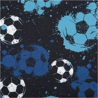 Dieser Fräulein von Julie Baumwolljersey zeigt einen dynamischen Fußball-Digitaldruck mit blauen Farbspritzern auf dunklem Grund. Der elastische Stoff ist 1,50 Meter breit und eignet sich hervorragend für sportliche, bequeme Kinderbekleidung - Nahaufnahme