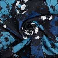 Dieser Fräulein von Julie Baumwolljersey zeigt einen dynamischen Fußball-Digitaldruck mit blauen Farbspritzern auf dunklem Grund. Der elastische Stoff ist 1,50 Meter breit und eignet sich hervorragend für sportliche, bequeme Kinderbekleidung - kunstvoll ei