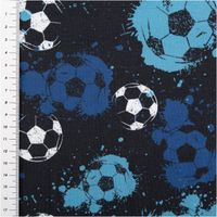 94505-Fraeulein-von-Julie-Jersey-Stoff-Baumwolljersey-Fussball-Digitaldruck-blau-1-50m-Breite-IMG-1376.jpg Dieser Fräulein von Julie Baumwolljersey zeigt einen dynamischen Fußball-Digitaldruck mit blauen Farbspritzern auf dunklem Grund. Der elastische Stoff ist 1,50 Meter breit und eignet sich hervorragend für sportliche, bequeme Kinderbekleidung - mit Massband