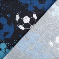 94505-Fraeulein-von-Julie-Jersey-Stoff-Baumwolljersey-Fussball-Digitaldruck-blau-1-50m-Breite-IMG-1378.jpg Dieser Fräulein von Julie Baumwolljersey zeigt einen dynamischen Fußball-Digitaldruck mit blauen Farbspritzern auf dunklem Grund. Der elastische Stoff ist 1,50 Meter breit und eignet sich hervorragend für sportliche, bequeme Kinderbekleidung - mit Ruecksei
