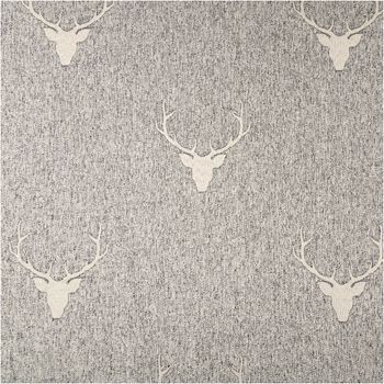 Dieser hochwertige Jacquard-Wendestoff in grau-beige melierter Optik zeigt ein elegantes Hirschkopf-Motiv mit prachtvollem Geweih. Das 1,40 Meter breite Material im Landhausstil besticht durch seine feste Webstruktur für stilvolle Dekorationen und Heimtext