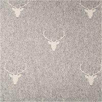 Dieser hochwertige Jacquard-Wendestoff in grau-beige melierter Optik zeigt ein elegantes Hirschkopf-Motiv mit prachtvollem Geweih. Das 1,40 Meter breite Material im Landhausstil besticht durch seine feste Webstruktur für stilvolle Dekorationen und Heimtext