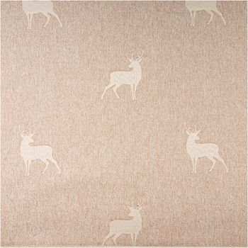 Hochwertiger Jacquard-Dekostoff im Landhausstil in 1,40 m Breite. Das Design zeigt cremeweiße, gewebte Silhouetten stehender Hirsche mit Geweih auf beigem, meliertem Grund. Der robuste Wendestoff ist ideal für rustikale Gardinen, Kissen oder Tischwäsche -