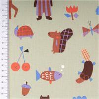 Baumwollstoff Leon Tiere grün bunt 1,47m Stoff mit Tier- und Fruchtmotiven in Bunt auf Beige, mit Meterstab zur Groessenansicht.