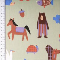 Baumwollstoff Leon Tiere grün bunt 1,47m Stoff mit Tier- und Naturmotiven in Pastellfarben, Gesamtansicht der Musterung mit Meterstab.
