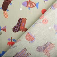 Baumwollstoff Leon Tiere grün bunt 1,47m Baumwollstoff mit Biber- und Fischmotiven auf gruener Rueckseite, zeigt Musterwiederholung.