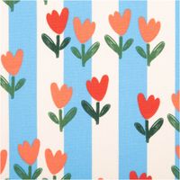 Baumwollstoff mit grafischen Tulpen in Rot und Apricot mit dunkelgrünen Stielen auf blauen und weißen Blockstreifen – frisch, fröhlich und sommerlich. Breite: 1,47 m. Ideal für Nähprojekte - Nahaufnahme