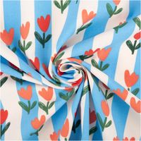 Baumwollstoff mit grafischen Tulpen in Rot und Apricot mit dunkelgrünen Stielen auf blauen und weißen Blockstreifen – frisch, fröhlich und sommerlich. Breite: 1,47 m. Ideal für Nähprojekte - kunstvoll eingedreht in Falten