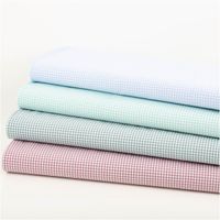 Garngefärbter Baumwoll-Popeline mit 2,7 mm Karos in Mint und Weiß. Die 1,44 m breite Meterware ist hochwertig und ideal für zeitlose Blusen, Hemden oder frische Landhaus-Deko geeignet - in Szene gesetzt