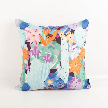 Farbenfrohes Outdoor-Kissen (50x50 cm) mit lebhaftem Kakteen- und Blumen-Motiv in Blau und bunten Tönen. Das strapazierfähige Material ist ideal für Garten oder Balkon und setzt sommerliche Akzente in Ihrem Außenbereich - Vollansicht