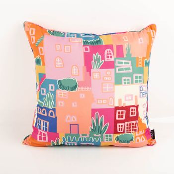 Fröhliches Outdoor-Kissen (50x50 cm) mit buntem Häuser-Motiv in Rosa und lebhaften Farben. Das robuste, wetterfeste Material ist ideal für den Außenbereich und bringt gute Laune auf Ihren Balkon oder die Terrasse - Vollansicht