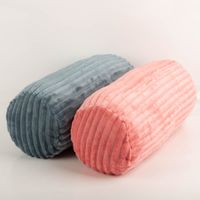Flauschige Nackenrolle (20x45 cm) in Beach Blau aus weichem Cord-Plüsch. Das gemütliche Kissen stützt optimal und setzt durch die trendige Rippstruktur moderne Akzente auf Sofa oder Bett. Ideal zum Entspannen - in Szene gesetzt