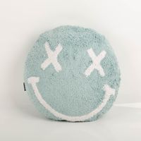 Rundes Deko-Kissen (45 cm) in Beach Blau mit getuftetem Smiley. Aus weicher Baumwolle gefertigt, ist es ein flauschiger Blickfang für moderne Wohn- oder Jugendzimmer. Verspielt, gemütlich und stylish zugleich - Vollansicht