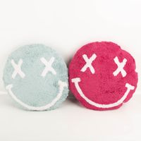 Rundes Deko-Kissen (45 cm) in Beach Blau mit getuftetem Smiley. Aus weicher Baumwolle gefertigt, ist es ein flauschiger Blickfang für moderne Wohn- oder Jugendzimmer. Verspielt, gemütlich und stylish zugleich - in Szene gesetzt