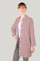 94613-Baumwollstoff-Popeline-Stoff-Blaetterzweige-mini-hellmauve-1-45m-Breite-25607-042-6.jpg Anwendungsbeispiel Damenmode: Eine Frau trägt einen langen Mantel oder Cardigan, der aus dem mauvefarbenen Baumwoll-Popeline mit Blättermuster gefertigt wurde.