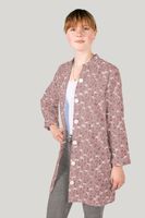 94614-Baumwollstoff-Popeline-Stoff-Blumen-mauve-ecru-1-45m-Breite-25606-042-6.jpg Anwendungsbeispiel Damenmode: Eine Frau trägt einen langen, modern geschnittenen Mantel, der aus dem mauvefarbenen Baumwoll-Popeline mit Blumenmuster gefertigt wurde.
