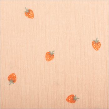 Weicher Musselin aus Baumwolle in 1,50 Meter Breite mit kleinen Erdbeeren auf apricotfarbenem Grund. Der luftige Stoff ist ideal für sommerliche Kleidung oder Accessoires für Kinder geeignet - Nahaufnahme