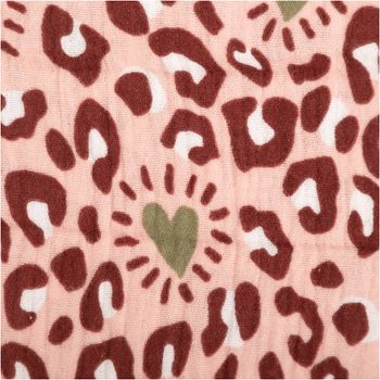 Weicher Musselin-Baumwollstoff in 1,50 m Breite mit verspieltem Leopardenmuster auf rosa Grund. Das Design kombiniert braun-weiße Flecken mit grünen Herzen, die von Strahlen umgeben sind. Ideal für luftige Kleidung oder Kinderaccessoires - Nahaufnahme