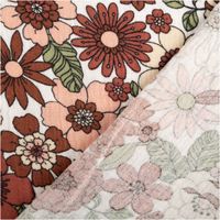 Weicher Musselin-Baumwollstoff in 1,50 m Breite mit floralem Muster auf weißem Grund. Das Design zeigt dicht angeordnete Blüten und Blätter in herbstlichen Rot-, Rosa-, Creme- und Grüntönen mit schwarzen Konturen. Ideal für luftige Kleidung - mit Rueckseit