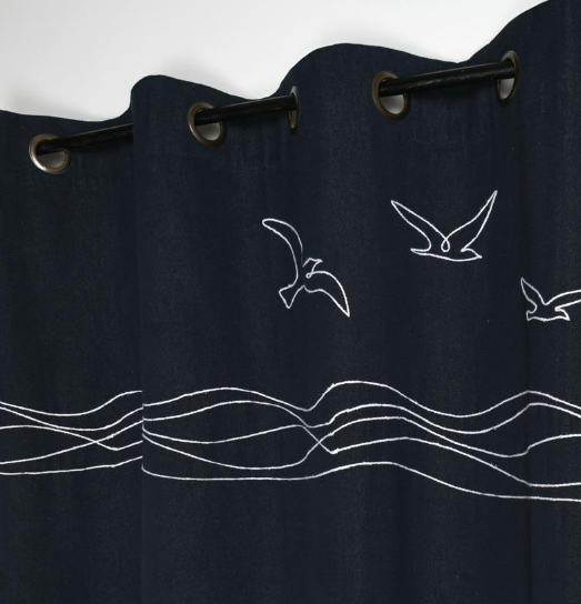 94643-Vorhang-oesenvorhang-Maritim-Moewen-jeansblau-meliert-140x260cm-Screenshot-2026-04-29-164702.png Detailansicht der Metallösen an der Oberseite des Vorhangs und der präzisen weißen Stickerei auf dem dunkelblauen melierten Stoff.
