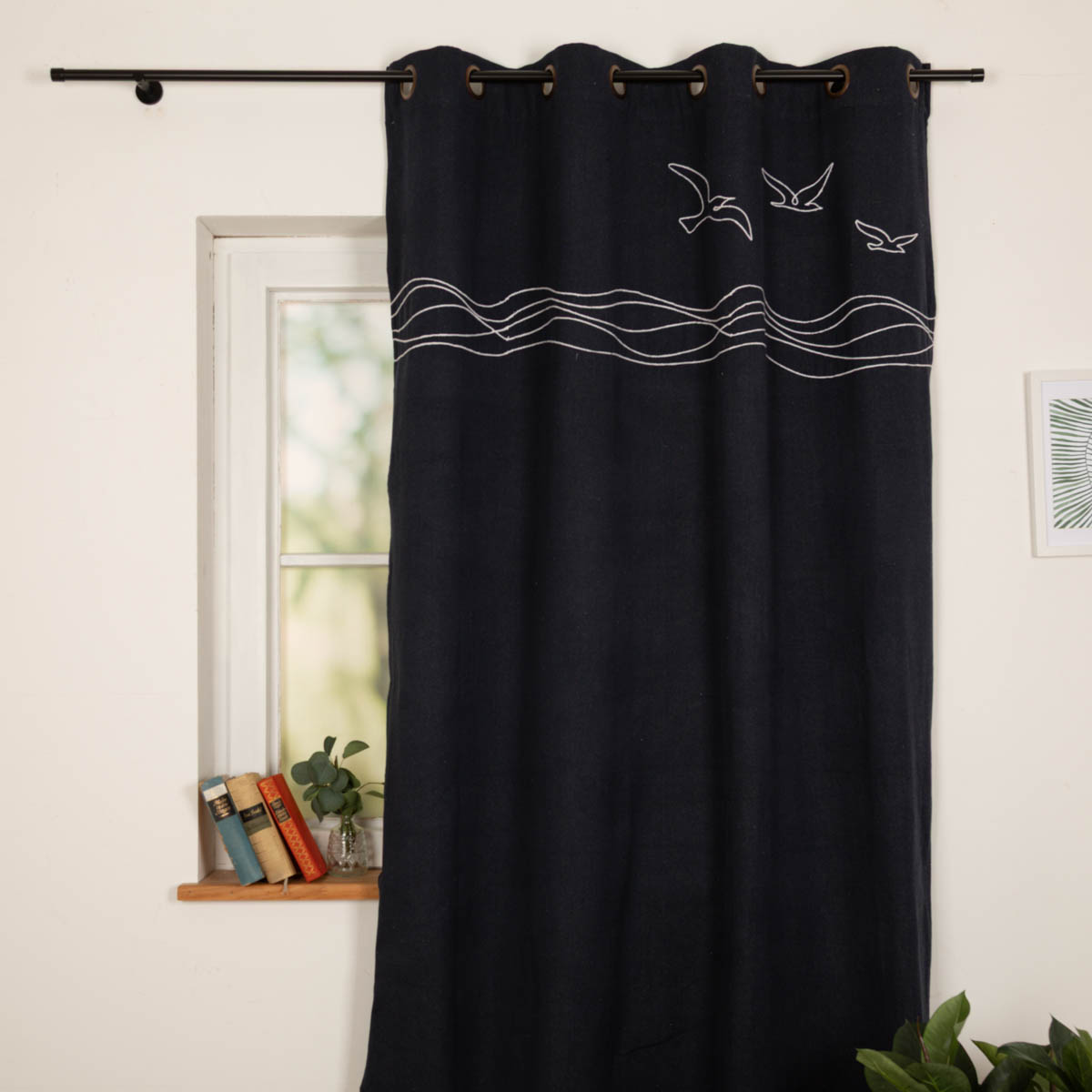 Vorhang Ösenvorhang Maritim Möwen jeansblau meliert weiß 140x260cm Dunkler Vorhang mit eingesticktem Möwen- und Wellenmotiv vor Fenster, natürlich fallend.