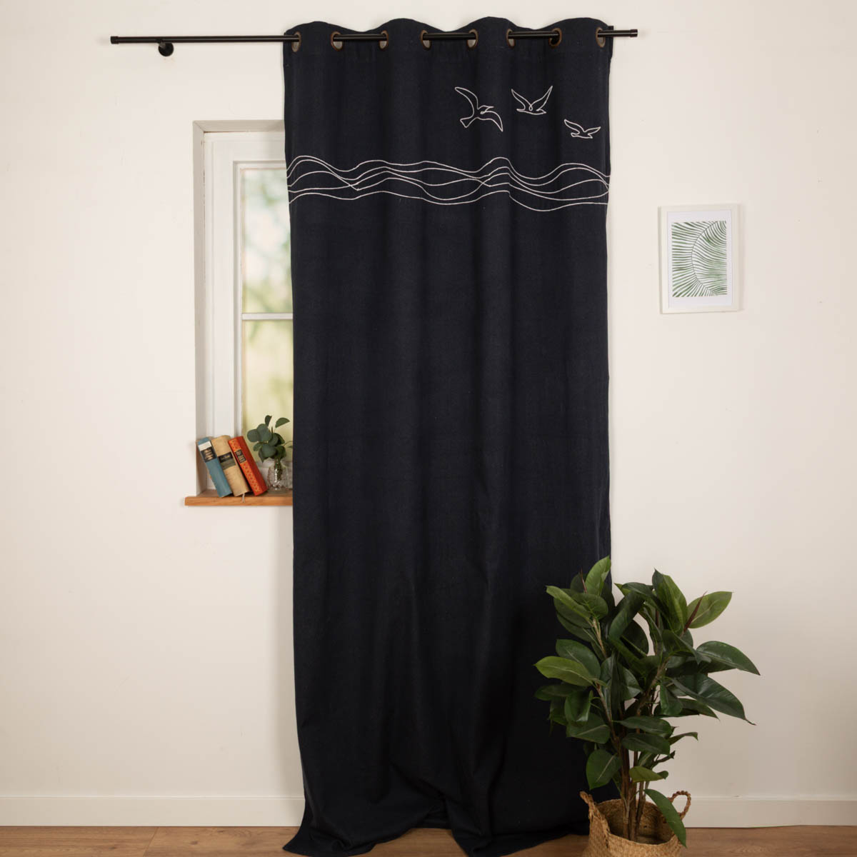 Vorhang Ösenvorhang Maritim Möwen jeansblau meliert weiß 140x260cm Schwarzer Vorhang mit weissem Linienmuster und fliegenden Voegeln haengend an Fenster, zeigt Faltenwurf.
