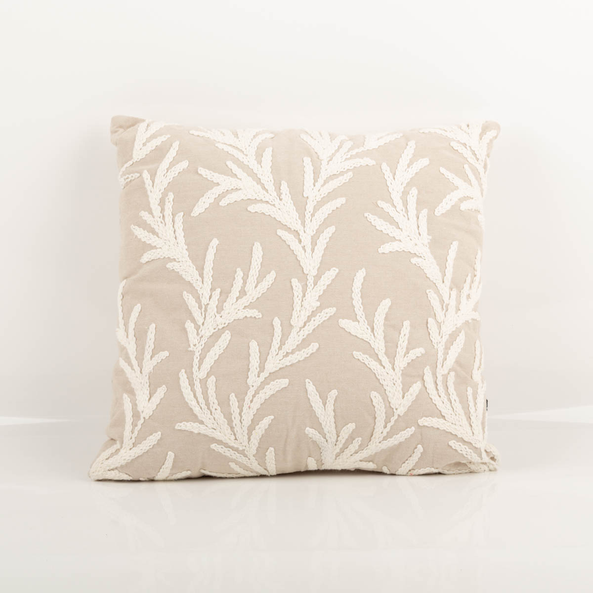 Dekokissen mit Korallen-Tuftung, 45x45 cm – sandfarbener Grund mit flächendeckenden, plastisch getufteten weißen Korallenzweig-Motiven, natürlich-elegant und stilvoll für maritime Wohnräume - Vollansicht