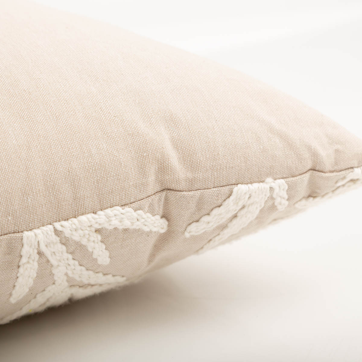 Dekokissen mit Korallen-Tuftung, 45x45 cm – sandfarbener Grund mit flächendeckenden, plastisch getufteten weißen Korallenzweig-Motiven, natürlich-elegant und stilvoll für maritime Wohnräume - Nahaufnahme