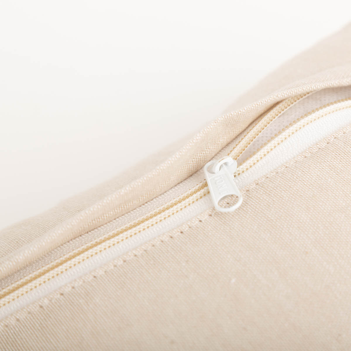 Dekokissen mit Korallen-Tuftung, 45x45 cm – sandfarbener Grund mit flächendeckenden, plastisch getufteten weißen Korallenzweig-Motiven, natürlich-elegant und stilvoll für maritime Wohnräume - Detailaufnahme