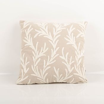 Dekokissen mit Korallen-Tuftung, 45x45 cm – sandfarbener Grund mit flächendeckenden, plastisch getufteten weißen Korallenzweig-Motiven, natürlich-elegant und stilvoll für maritime Wohnräume - Vollansicht