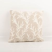 Dekokissen mit Korallen-Tuftung, 45x45 cm – sandfarbener Grund mit flächendeckenden, plastisch getufteten weißen Korallenzweig-Motiven, natürlich-elegant und stilvoll für maritime Wohnräume - Vollansicht