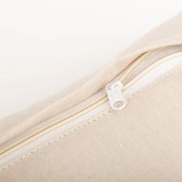 Dekokissen mit Korallen-Tuftung, 45x45 cm – sandfarbener Grund mit flächendeckenden, plastisch getufteten weißen Korallenzweig-Motiven, natürlich-elegant und stilvoll für maritime Wohnräume - Detailaufnahme