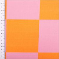 94651-Baumwollstoff-Dekostoff-Halbpanama-Digitaldruck-Karo-10x10cm-pink-orange-1-40m-Breite--IMG-3093.jpg Hochwertiger Halbpanama-Dekostoff aus Baumwolle mit auffälligem Karomuster ($10 \times 10$ cm) in Pink und Orange. Dank der Breite von 1,40 m perfekt für farbenfrohe Kissen, Tischwäsche oder modische Taschenprojekte - mit Massband