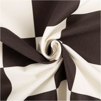 Halbpanama-Dekostoff aus Baumwolle mit klassischem Karomuster ($10 \times 10$ cm) in Schwarz und Weiß. Dank der Breite von 1,40 m perfekt für zeitlose Kissenbezüge, Tischdecken oder markante Taschenprojekte - kunstvoll eingedreht in Falten