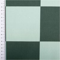 94653-Baumwollstoff-Dekostoff-Halbpanama-Digitaldruck-Karo-10x10cm-dunkelgruen-mintgruen-1-40m-Breite--IMG-3080.jpg Hochwertiger Halbpanama-Dekostoff aus Baumwolle mit modernem Karomuster ($10 \times 10$ cm) in Dunkelgrün und Mintgrün. Dank der Breite von 1,40 m ideal für Kissenbezüge, Tischwäsche oder kreative Taschenprojekte - mit Massband