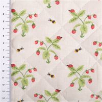 94661-Steppstoff-Baumwolle-Wendestoff-Erdbeeren-Bienen-beige-1-38m-Breite-IMG-3035.jpg Baumwoll-Steppstoff in 1,38 Meter Breite mit Erdbeeren und Bienen auf beigem Grund. Die Rückseite zeigt ein dezentes Bienen-Muster. Ein vielseitiger Wendestoff für Taschen, Decken oder sommerliche Wohnaccessoires - mit Massband