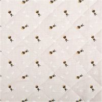 94661-Steppstoff-Baumwolle-Wendestoff-Erdbeeren-Bienen-beige-1-38m-Breite-IMG-3038.jpg Baumwoll-Steppstoff in 1,38 Meter Breite mit Erdbeeren und Bienen auf beigem Grund. Die Rückseite zeigt ein dezentes Bienen-Muster. Ein vielseitiger Wendestoff für Taschen, Decken oder sommerliche Wohnaccessoires - Rueckseite