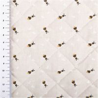 94661-Steppstoff-Baumwolle-Wendestoff-Erdbeeren-Bienen-beige-1-38m-Breite-IMG-3039.jpg Baumwoll-Steppstoff in 1,38 Meter Breite mit Erdbeeren und Bienen auf beigem Grund. Die Rückseite zeigt ein dezentes Bienen-Muster. Ein vielseitiger Wendestoff für Taschen, Decken oder sommerliche Wohnaccessoires - Rueckseite mit Massband