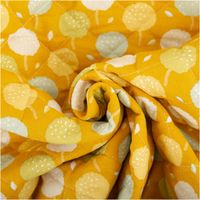 Baumwoll-Steppstoff in 1,38 Meter Breite mit niedlichen Hasenmotiven und Bäumchen. Der gelbe Wendestoff ist beidseitig verwendbar und eignet sich perfekt für Babydecken, Krabbelunterlagen oder farbenfrohe Taschenprojekte - Rueckseite kunstvoll eingedreht