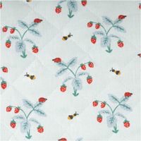 94664-Steppstoff-Baumwolle-Wendestoff-Erdbeeren-Bienen-hellblau-1-38m-Breite-IMG-3004.jpg Baumwoll-Steppstoff in 1,38 Meter Breite mit sommerlichen Erdbeeren, Bienen und Marienkäfern auf Hellblau. Der praktische Wendestoff ist perfekt für farbenfrohe Taschen, Decken oder Accessoires im Kinderzimmer - Nahaufnahme