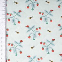 94664-Steppstoff-Baumwolle-Wendestoff-Erdbeeren-Bienen-hellblau-1-38m-Breite-IMG-3005.jpg Baumwoll-Steppstoff in 1,38 Meter Breite mit sommerlichen Erdbeeren, Bienen und Marienkäfern auf Hellblau. Der praktische Wendestoff ist perfekt für farbenfrohe Taschen, Decken oder Accessoires im Kinderzimmer - mit Massband