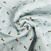 94664-Steppstoff-Baumwolle-Wendestoff-Erdbeeren-Bienen-hellblau-1-38m-Breite-IMG-3010.jpg Baumwoll-Steppstoff in 1,38 Meter Breite mit sommerlichen Erdbeeren, Bienen und Marienkäfern auf Hellblau. Der praktische Wendestoff ist perfekt für farbenfrohe Taschen, Decken oder Accessoires im Kinderzimmer - kunstvoll eingedreht in Falten